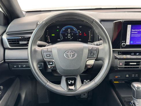 Used 2025 Toyota Camry SE FWD image 13