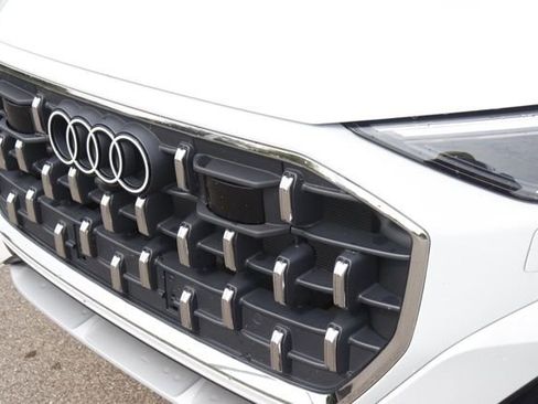 Used 2024 Audi Q8 Premium image 11