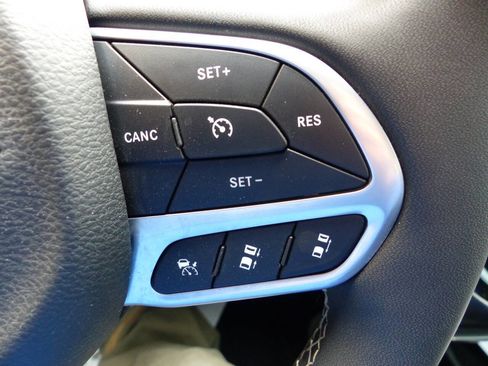 Used 2025 Chrysler Pacifica Select image 42