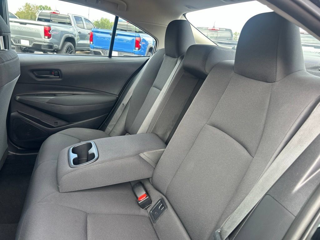 Used 2025 Toyota Corolla LE FWD image 31