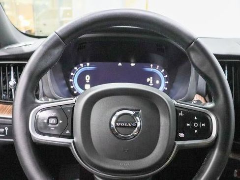 Used 2022 Volvo XC60 B5 Momentum image 15