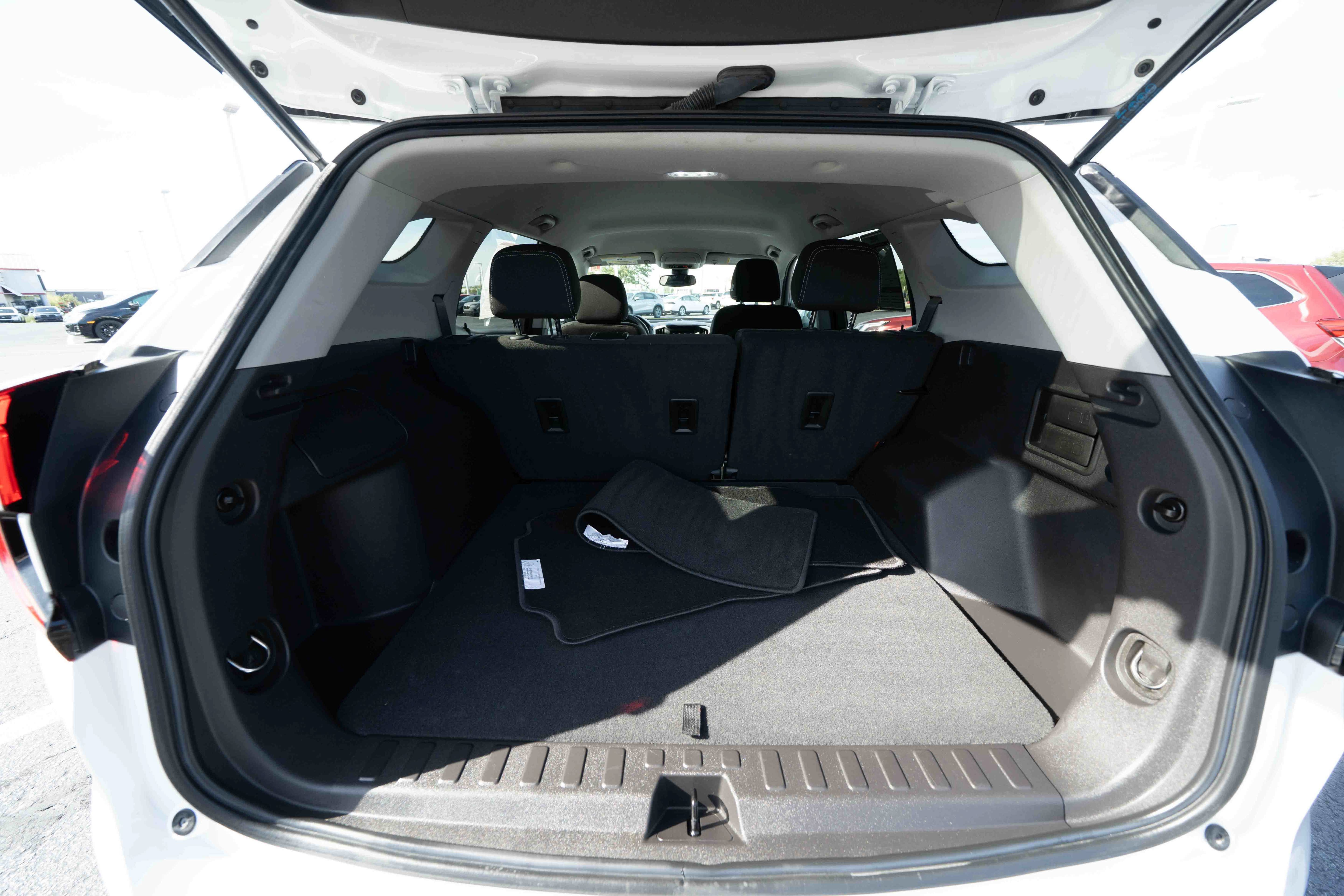 Used 2024 GMC Terrain SLE w/ Driver Convenience Package FWD image 28