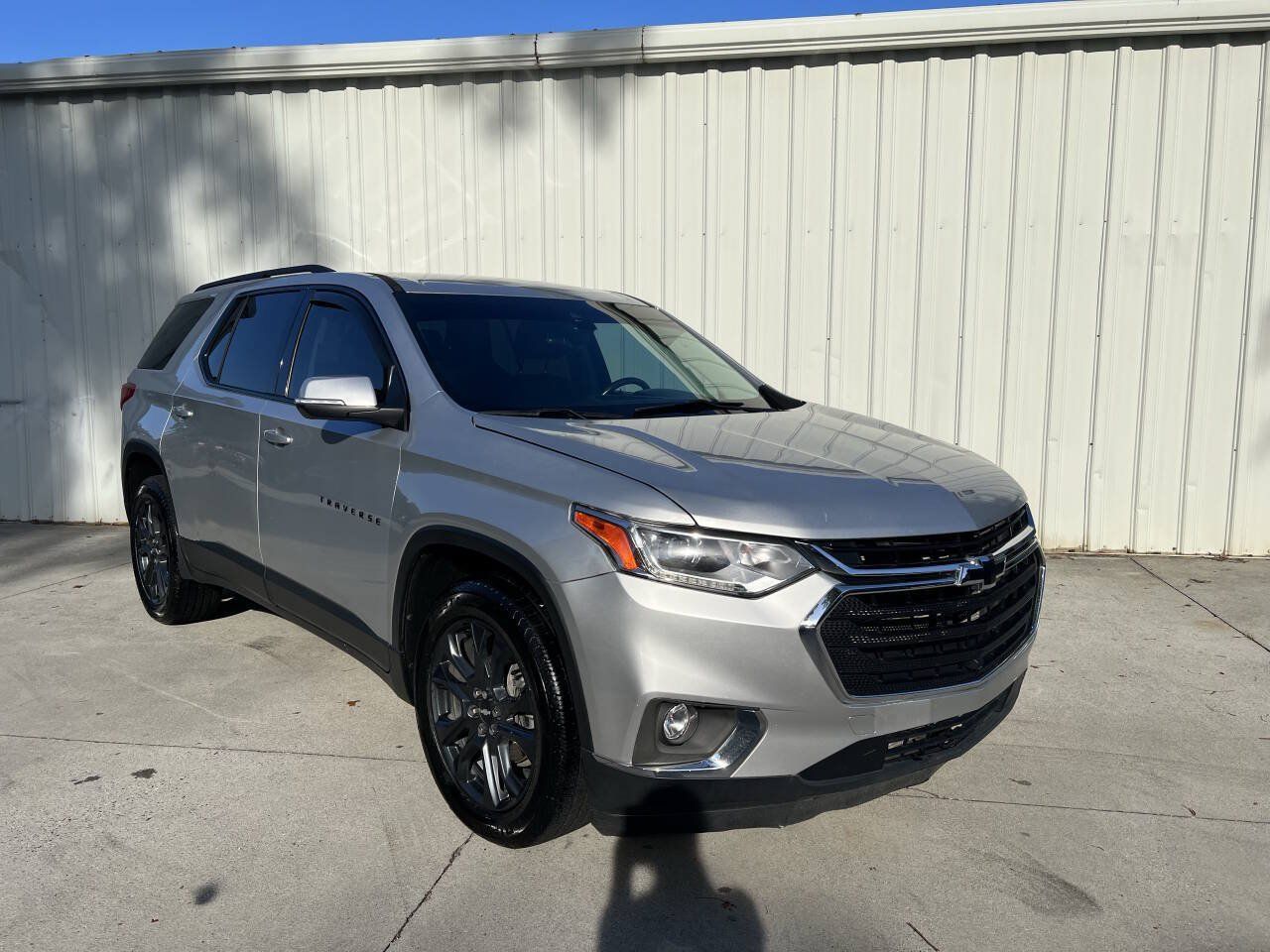 Used 2021 Chevrolet Traverse RS FWD image 1