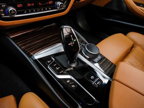 Used 2022 BMW 530e w/ Premium Package image 22