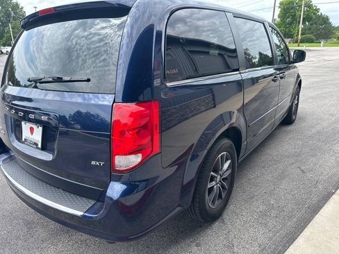 Used 2017 Dodge Grand Caravan SXT w/ Driver Convenience Group FWD image 5
