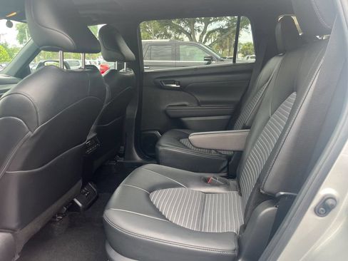 Used 2025 Toyota Highlander XSE AWD/4WD image 3