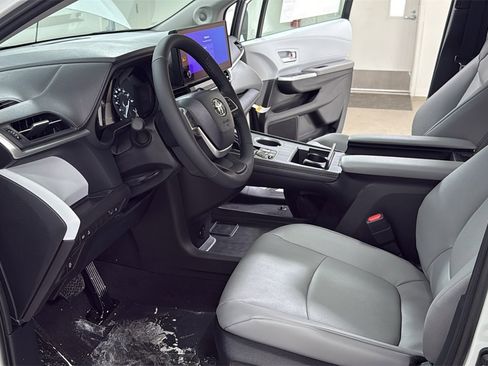 New 2026 Toyota Sienna XLE image 12