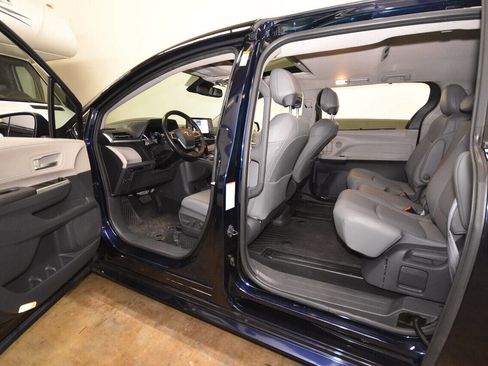 Used 2021 Toyota Sienna XLE FWD image 34
