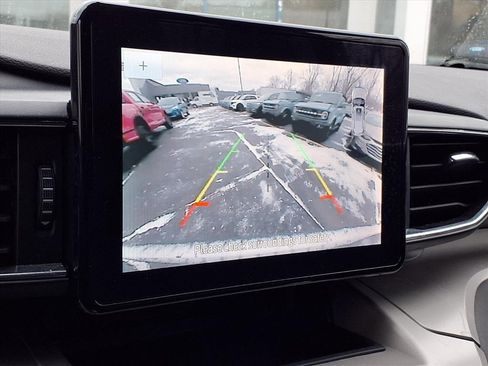 Used 2022 Ford Explorer XLT w/ Equipment Group 202A image 9