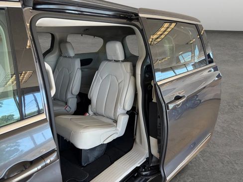 Used 2017 Chrysler Pacifica Touring-L FWD image 14