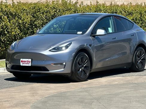 Used 2024 Tesla Model Y Long Range AWD/4WD image 8