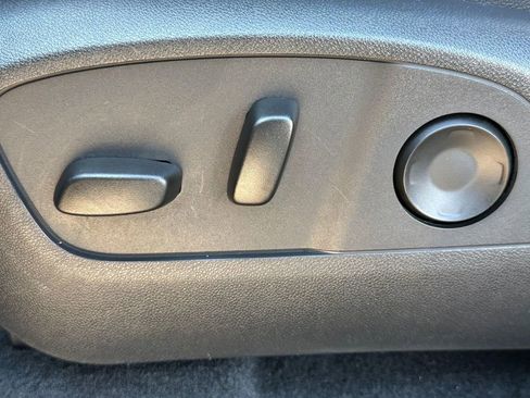 Used 2025 Chevrolet Traverse RS image 23