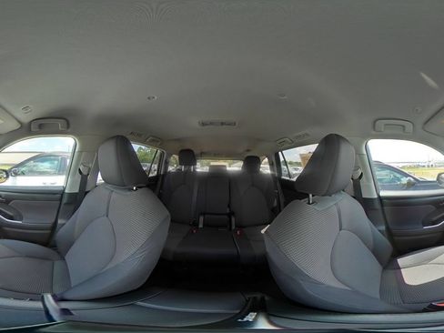 Used 2025 Toyota Highlander LE FWD image 39