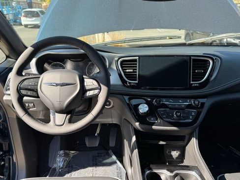 New 2025 Chrysler Pacifica Limited image 29