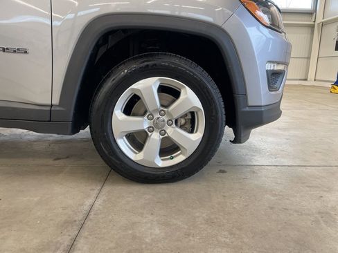 Used 2020 Jeep Compass Latitude AWD/4WD image 32