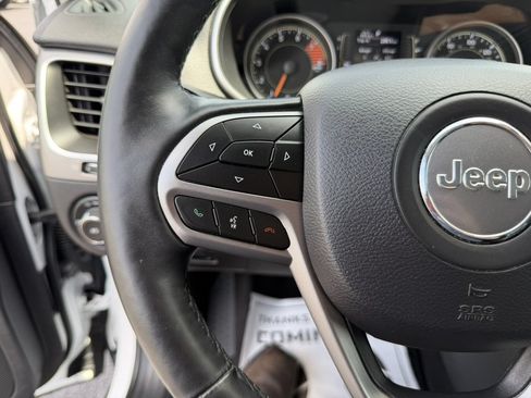 Used 2019 Jeep Cherokee Latitude Plus w/ Comfort/Convenience Group AWD/4WD image 22