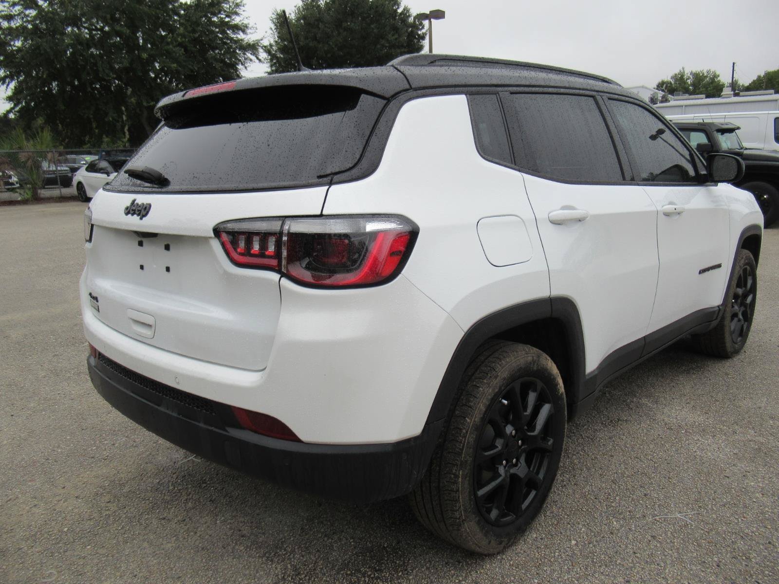 Used 2023 Jeep Compass Latitude w/ Convenience Group AWD/4WD image 4