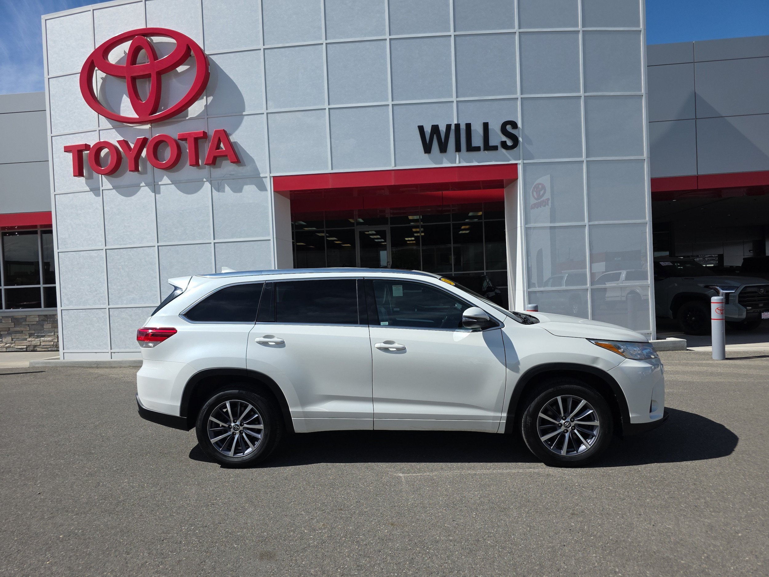 Used 2017 Toyota Highlander XLE FWD image 1