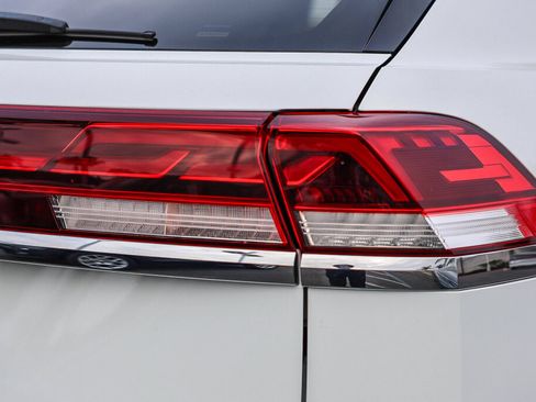 Used 2024 Volkswagen Atlas Cross Sport SE FWD image 23