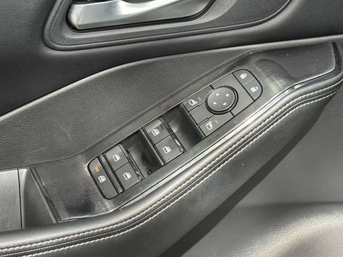 Used 2025 Nissan Rogue SV FWD image 18