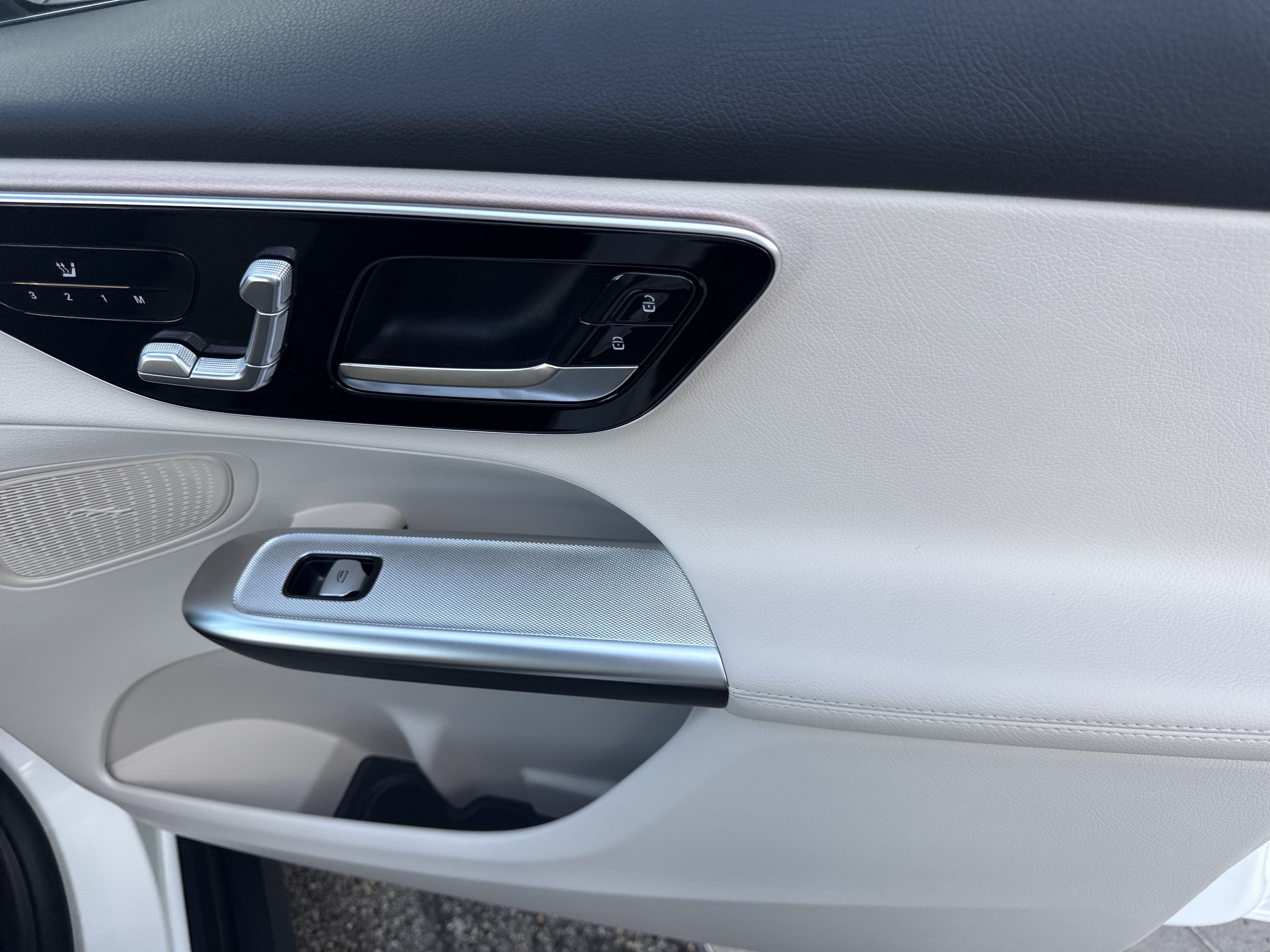 Used 2025 Mercedes-Benz GLC 300 4MATIC image 17