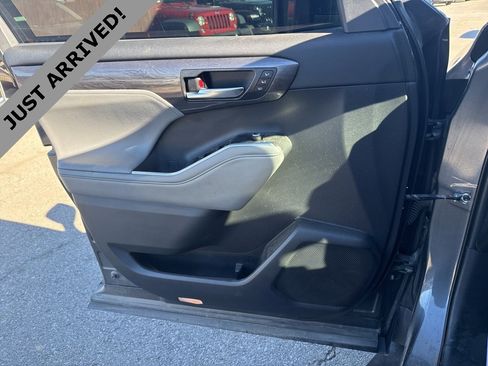 Used 2021 Toyota Highlander Platinum image 10