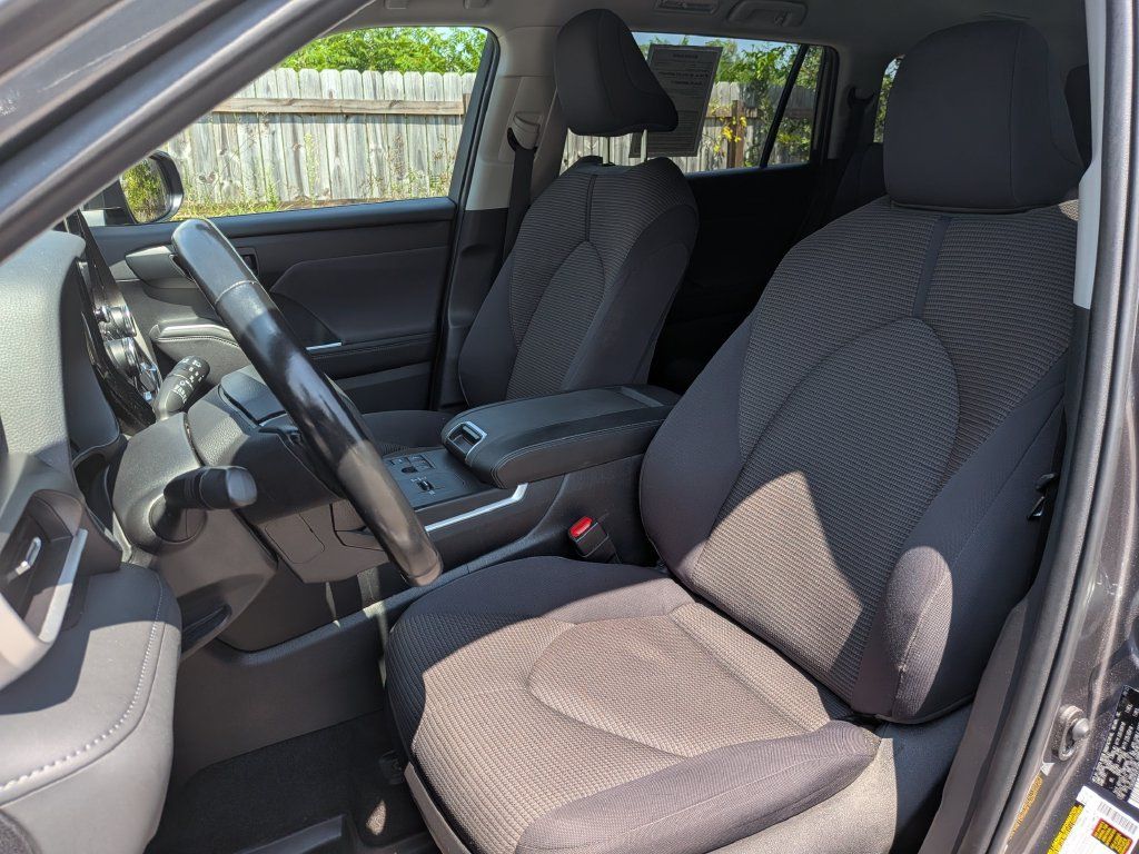 Used 2023 Toyota Highlander LE FWD image 12