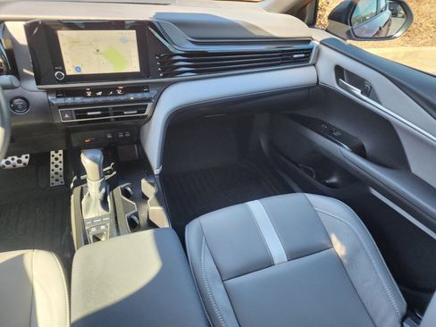 Used 2025 Toyota Camry SE image 17