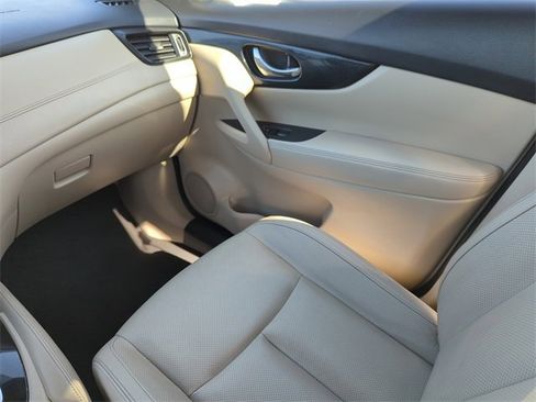 Used 2017 Nissan Rogue SL image 25