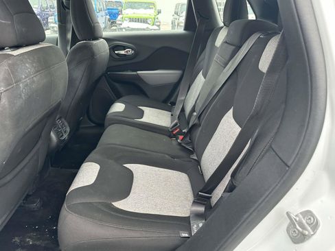 Used 2014 Jeep Cherokee Sport image 13