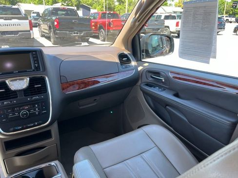 Used 2013 Chrysler Town & Country Touring FWD image 13