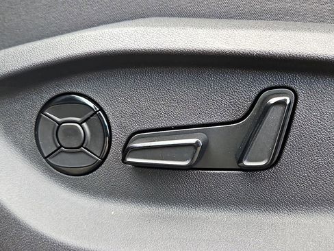 New 2026 Volkswagen Tiguan SE image 15