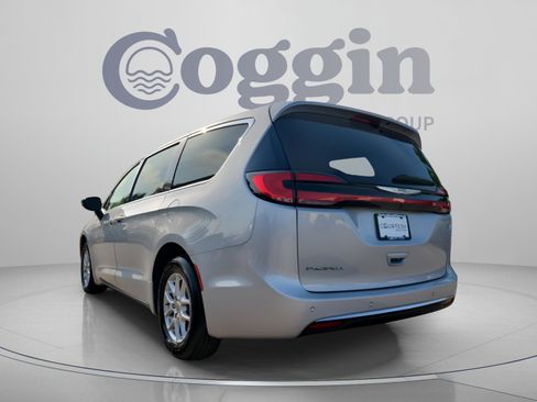 Used 2024 Chrysler Pacifica Touring-L FWD image 2