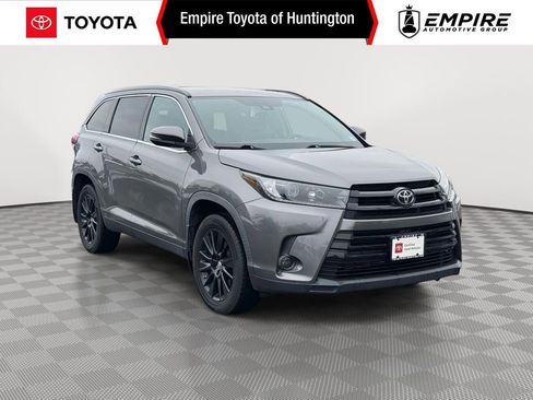 Used 2019 Toyota Highlander SE image 1