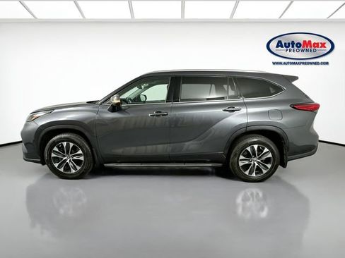 Used 2020 Toyota Highlander XLE AWD/4WD image 9