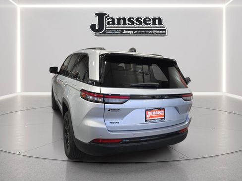 Used 2024 Jeep Grand Cherokee Altitude image 4