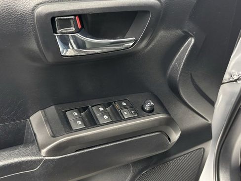 Used 2020 Toyota Tacoma TRD Off-Road image 12