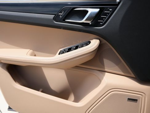 Certified 2025 Porsche Macan image 24