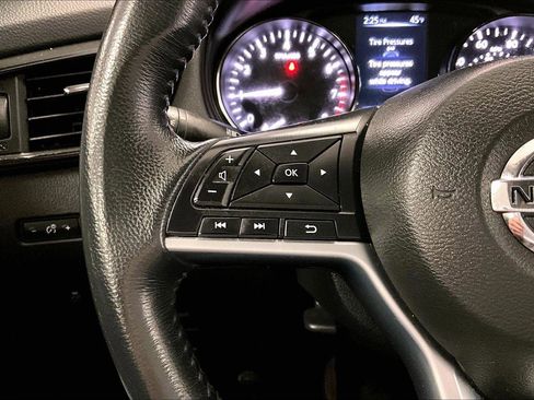 Used 2017 Nissan Rogue SV image 17