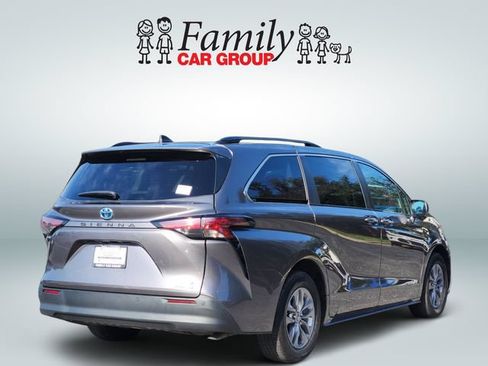 Used 2022 Toyota Sienna XLE FWD image 3