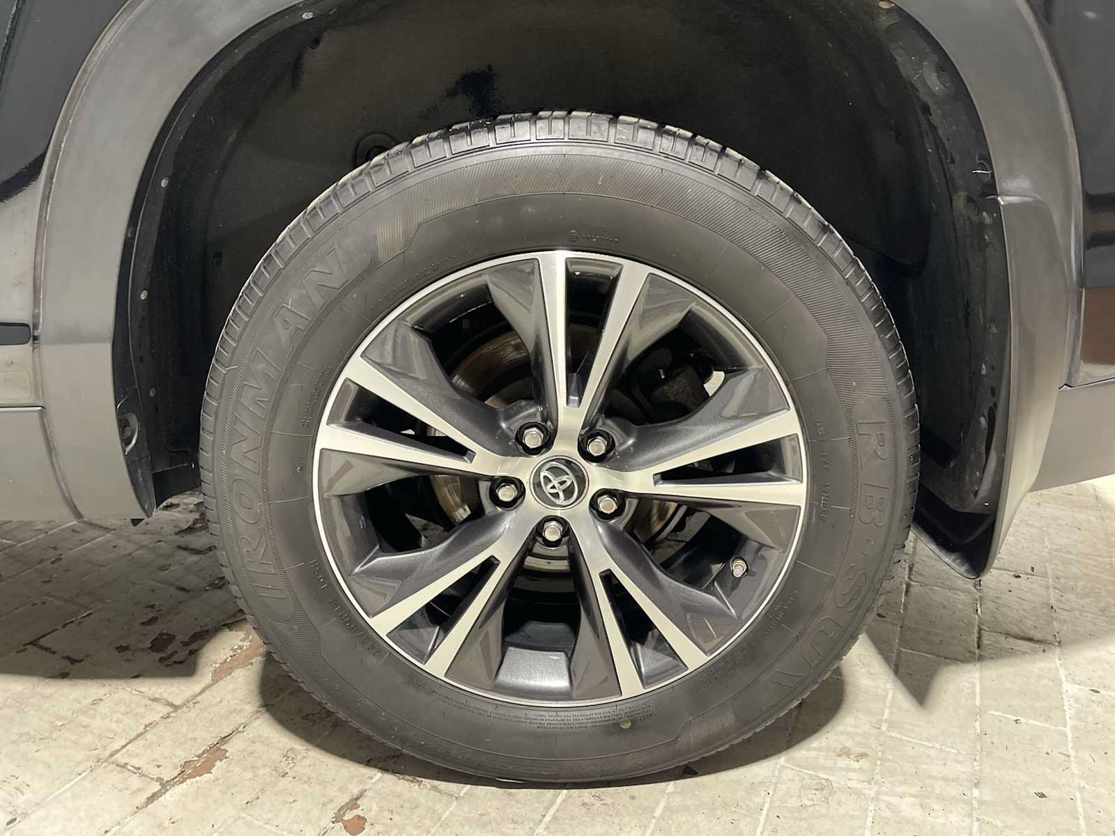 Used 2019 Toyota Highlander LE AWD/4WD image 8