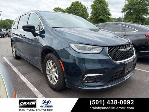 Used 2023 Chrysler Pacifica Touring-L FWD image 1