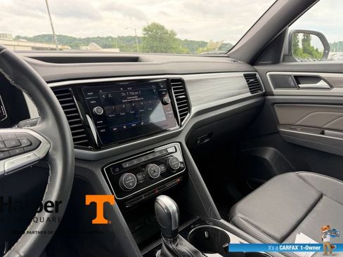 Used 2022 Volkswagen Atlas Cross Sport SE w/ Panoramic Sunroof Package FWD image 17