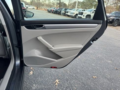 Used 2017 Volkswagen Passat 1.8T S image 12