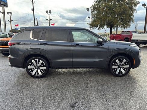 Used 2025 Mitsubishi Outlander SE image 8