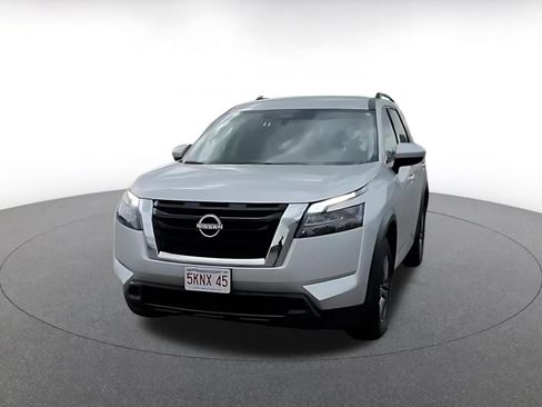 Used 2025 Nissan Pathfinder SV FWD image 3