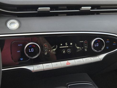 Used 2025 Genesis GV70 2.5T w/ Select Package image 17