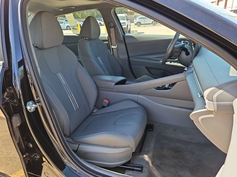 Used 2025 Hyundai Elantra SEL FWD image 31