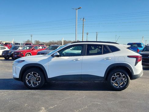 Used 2025 Chevrolet Trax LT w/ LT Convenience Package image 3