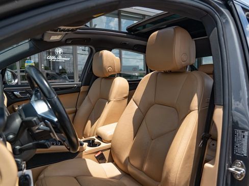 Used 2018 Porsche Macan AWD/4WD image 14